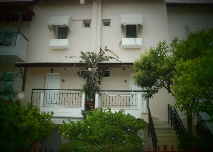 Phyllis Maisonettes Apartment *