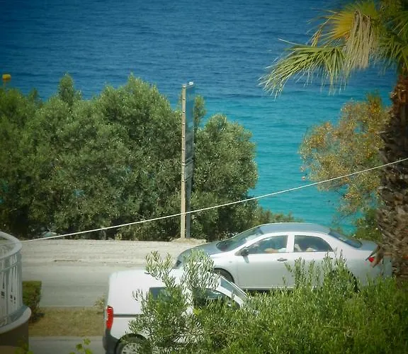 Phyllis Maisonettes Apartment